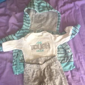 6 months outfit set by Carter’s